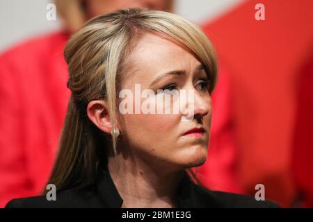 La secrétaire d'entreprise Shadow Rebecca long-Bailey lors d'un rassemblement à Manchester pour lancer la campagne électorale générale du parti en 2017. Banque D'Images