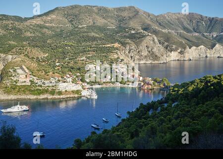 Panorama aérien du village d'ASOS, île de Kefalonia (Céphalonie), Mer Ionienne, Méditerranée, Grèce Banque D'Images