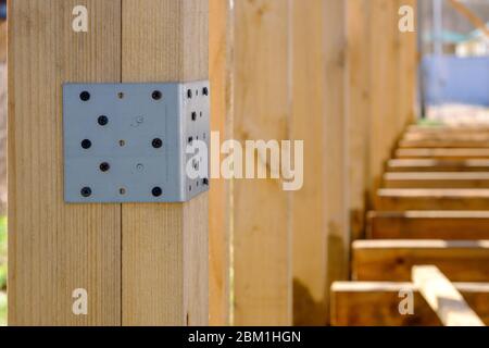 Plaque de montage en coin en acier pour l'assemblage de structures en bois. La construction d'une maison écologique à partir d'une poutre en bois. Banque D'Images