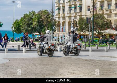 Thessalonique, Grèce police hellénique sur les motos patrouilleurs. Les policiers grecs en uniforme pilotant des motos de police assurant la sécurité. Banque D'Images