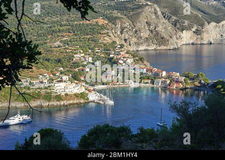 Panorama aérien du village d'ASOS, île de Kefalonia (Céphalonie), Mer Ionienne, Méditerranée, Grèce Banque D'Images