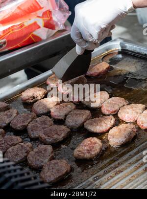 Boulettes de viande Kofta sur le grill, un repas populaire en Turquie. Type de kebab. Plat traditionnel d'Europe du Sud. Vue avant. Boulettes de viande turques kuru kofte chef h Banque D'Images