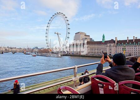Le célèbre London Eye vue depuis le bus à impériale Banque D'Images