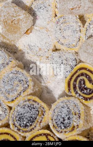 Lokum le "délice turc", célèbre dessert sucré d'Istanbul, confiserie. Une mise en valeur de couleur rose et blanche sur le comptoir pendant le festival de la cuisine de rue Banque D'Images