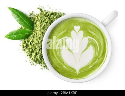 Tasse de thé vert matcha latte mousse art avec poudre et feuilles fraîches isolées sur fond blanc, vue de dessus Banque D'Images