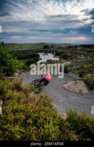 Un homme fait du vélo tout terrain sur un sentier à Nant-an-Arian, au pays de Galles. Banque D'Images