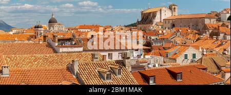 Vue sur les toits rouges depuis le mur de la vieille ville, la vieille ville de Dubrovnik et la mer Adriatique, Dubrvnik, Dalmatie, Croatie, Europe Banque D'Images