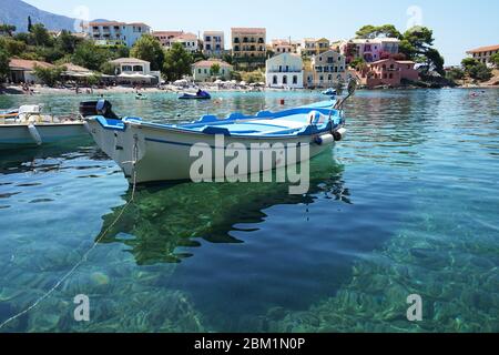 Panorama du village de l'ASOS et mer bleue par temps ensoleillé, île de Kefalonia (Céphalonie), Mer Ionienne, Méditerranée, Grèce Banque D'Images