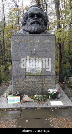 Tombeau de Karl Marx, cimetière de Highgate est, Londres.tombeau du célèbre philosophe où son épouse et d'autres membres de la famille sont enterrés. Banque D'Images