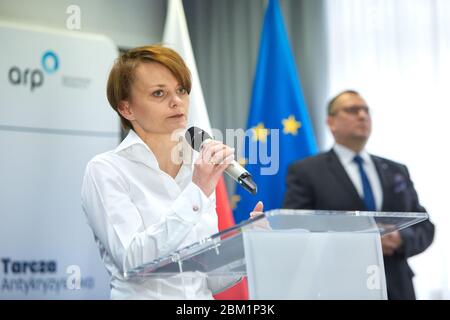 Varsovie, Mazovie, Pologne. 6 mai 2020. Conférence de presse avec la participation du Premier ministre JADWIGA EMILEWICZ, du ministre des infrastructures ANDRZEJ ADAMCZYK et du vice-président d'ARP S.A., PAWEL KOLCZYNSKI, chargé de soutenir les entreprises du secteur des transports et les petites et moyennes entreprises dans l'anticrise Shield.in la photo: JADWIGA EMILEWICZ, ANDRZEJ KONSKI, KONSKI, KONSKI, KONSKI, KONSKI, KONSKI, KONSKI, KONSKI, KONSKI, KYNSAYN Hubert Mathis/ZUMA Wire/Alay Live News Banque D'Images