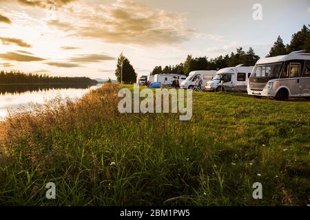 Camping-car dans un camping en Suède, parqué avec vue sur la rivière. La rivière est Angermanalven et le camping se trouve dans le village de Asele. Banque D'Images