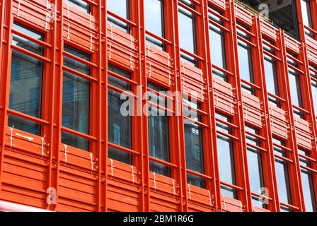 Architecture moderne couleur coloré ludique brillant vid vivitrifié Bardage Central Saint Giles, 1–13 St Giles High Street, Londres WC2H 8AB Renzo Piano Banque D'Images