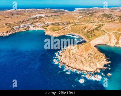 Ghajn Tuffieha Golden Bay sur l'île de Malte, vue aérienne du dessus. Banque D'Images