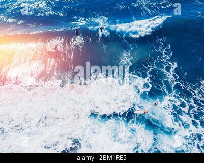 Le groupe de surfeurs novices apprend à s'embarquer sur la vague. Vue supérieure de l'antenne. Banque D'Images
