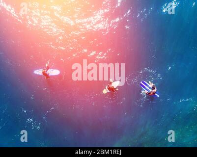 Le groupe de surfeurs novices apprend à s'embarquer sur la vague. Vue supérieure de l'antenne. Banque D'Images