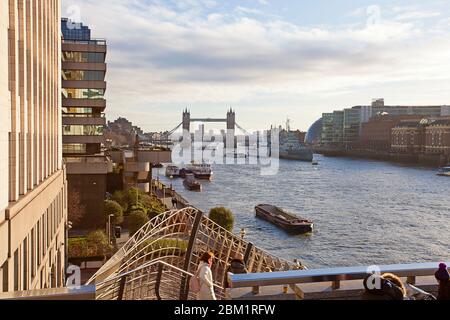 La Tamise avec Tower Bridge, Londres en arrière-plan Banque D'Images