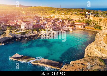 Village Popeye Bay panorama Malte coucher de soleil. Vue aérienne du dessus. Banque D'Images
