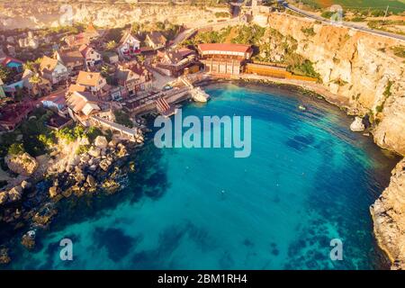 Village Popeye Bay panorama Malte coucher de soleil. Vue aérienne du dessus. Banque D'Images
