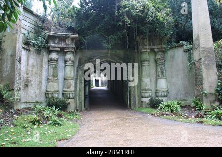 Entrée à l'Egyptian Avenue, cimetière de Highgate West, Londres. Banque D'Images