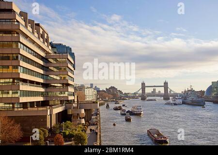 Vue sur la Tamise en direction de Tower Bridge, Londres Banque D'Images