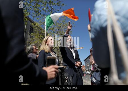 John Waters et Gemma O'Doherty arrivent à la haute Cour de Dublin, où ils cherchent à avoir plusieurs textes de loi récemment adoptés, introduits en raison de la pandémie Covid-19, écrasé par un juge. Banque D'Images