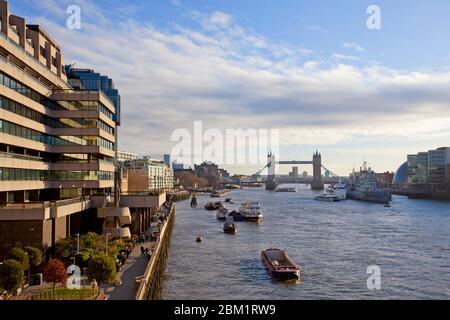 Vue sur la Tamise en direction de Tower Bridge, Londres Banque D'Images