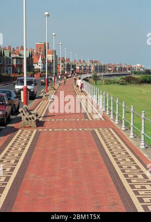 1997, promenade récemment pavée Fleetwood, nord-ouest de l'Angleterre, Banque D'Images