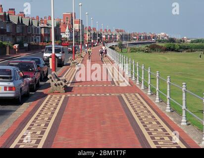 1997, promenade récemment pavée Fleetwood, nord-ouest de l'Angleterre, Banque D'Images