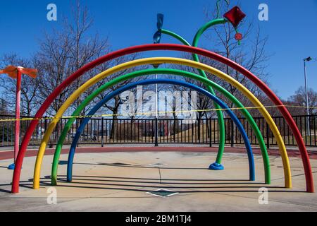 23 avril 2020 - Montréal, QC, Canada : le parc Rainbow Water Play est fermé avec une barrière à ruban de danger pendant la pandémie du coronavirus COVID-19, vue de face Banque D'Images