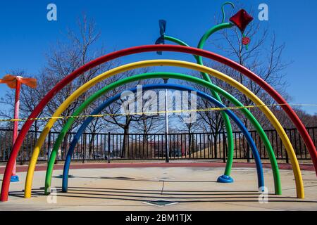 Le 23 avril 2020 - Montréal, QC, Canada : le parc Rainbow Water Play est fermé avec une barrière à ruban de danger pendant la pandémie du coronavirus COVID-19, vue basse Banque D'Images