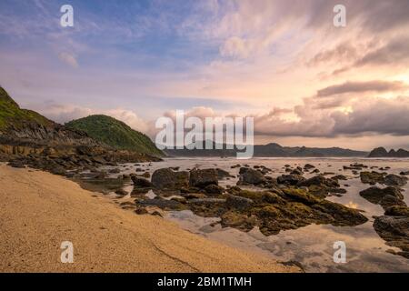 Vue imprenable sur la plage de Selong Belanak pendant un magnifique coucher de soleil spectaculaire. Selong Belanak Beach est une belle plage de sable blanc située à Lombok. Banque D'Images