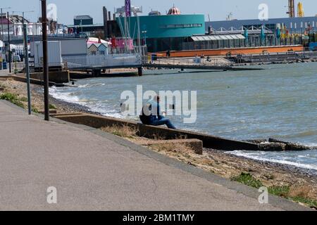 Southend on Sea, Essex, Royaume-Uni. 6 mai 2019. Covid-19 bord de mer verrouillé, Southend on Sea, Essex, homme en contemplation à côté de la zone d'amusement fermée de l'île d'aventure, à côté de l'embarcadère de Southend crédit: Ian Davidson/Alay Live News Banque D'Images