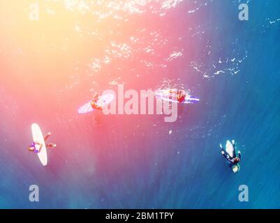 Le groupe de surfeurs novices apprend à s'embarquer sur la vague. Vue supérieure de l'antenne. Banque D'Images