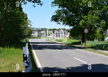 Petite route à travers le paysage de printemps dans l'Eifel Banque D'Images