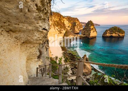 Vue imprenable sur la plage du Diamant baignée par une mer turquoise lors d'un beau lever de soleil. Banque D'Images