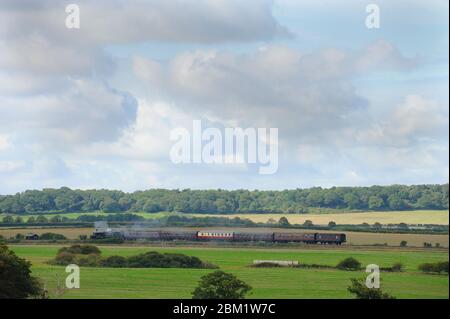 Train à vapeur, calèches « Black prince » sur le chemin de fer nord de Norfolk, ligne Poppy, montrant la campagne environnante du Royaume-Uni, septembre Banque D'Images