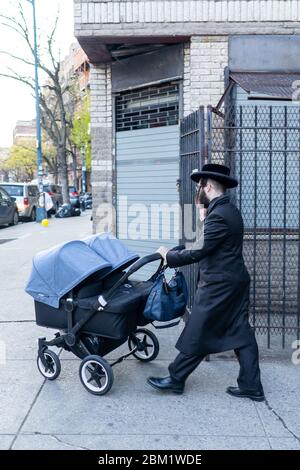 New York, Etats-Unis - Mai 3 2020: Hasidic Juifs à Williamsburg Brooklyn dans le Parc et dans les rues en groupes et seul avec des enfants pendant le coronavirus COVI Banque D'Images