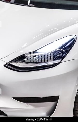 Gros plan de la voiture électrique blanche Tesla modèle 3 Banque D'Images