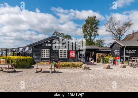 Kalo, Danemark - 02 mai 2020 : Kalo slotscafe, café noir à kalo slotskro. Le célèbre château inn situé sur Djursland au Danemark Banque D'Images