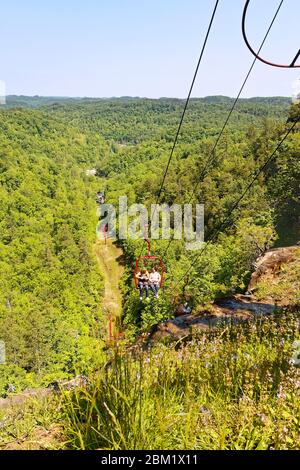 Vue d'ensemble, télésiège, personnes, transport, paysage, pittoresque, végétation verte, Natural Bridge State Resort Park; Kentucky; USA, Slade; KY; printemps Banque D'Images