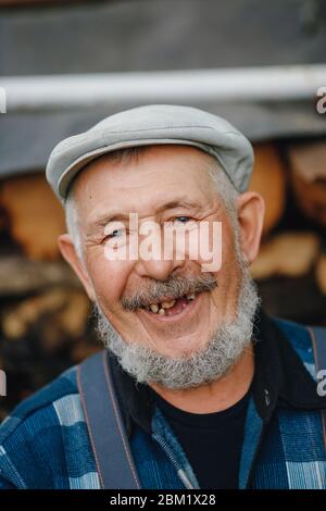 Homme âgé âgé âgé âgé sans dents et carie semble souriant Banque D'Images