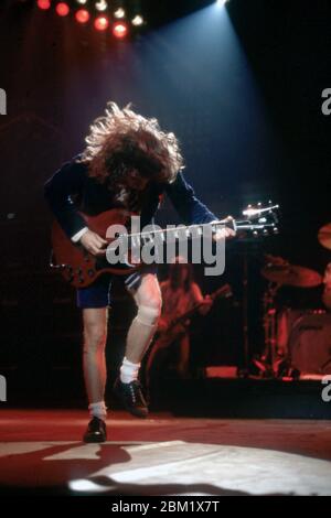 DETROIT - 17 NOVEMBRE : Angus Young, guitariste principal pour AC/DC, portant son uniforme d'écolier britannique emblématique et jouant son SG Gibson rouge, se produit lors de la tournée Flick of the Switch/Monsters of Rock, le 17 novembre 1983, à Detroit, Michigan. (Photo de Ross Marino/Rock Negatives) Banque D'Images