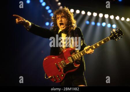 DETROIT - 17 NOVEMBRE : Angus Young, guitariste principal pour AC/DC, portant son uniforme d'écolier britannique emblématique et jouant son SG Gibson rouge, se produit lors de la tournée Flick of the Switch/Monsters of Rock, le 17 novembre 1983, à Detroit, Michigan. (Photo de Ross Marino/Rock Negatives) Banque D'Images