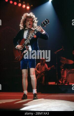DETROIT - 17 NOVEMBRE : Angus Young, guitariste principal pour AC/DC, portant son uniforme d'écolier britannique emblématique et jouant son SG Gibson rouge, se produit lors de la tournée Flick of the Switch/Monsters of Rock, le 17 novembre 1983, à Detroit, Michigan. (Photo de Ross Marino/Rock Negatives) Banque D'Images