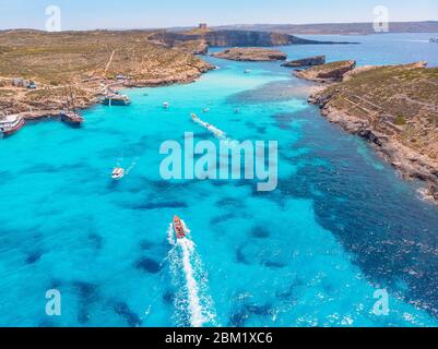 Panorama De Blue Lagoon Comino Malte. Côte Azur, eau claire turquoise avec sable blanc. Vue aérienne Banque D'Images
