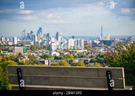 Vue vers la ville de Londres depuis Parliament Hill à Hampstead Heath à travers un banc vide Banque D'Images