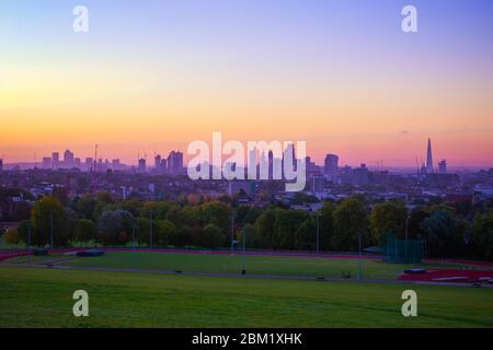 Vue vers Londres City skyline au lever du soleil à partir de la colline du Parlement, à Hampstead Heath Banque D'Images