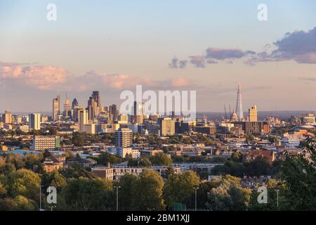 Vue vers la ville de Londres au coucher du soleil depuis Parliament Hill à Hampstead Heath Banque D'Images