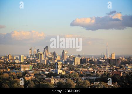 Vue vers la ville de Londres au coucher du soleil depuis Parliament Hill à Hampstead Heath Banque D'Images