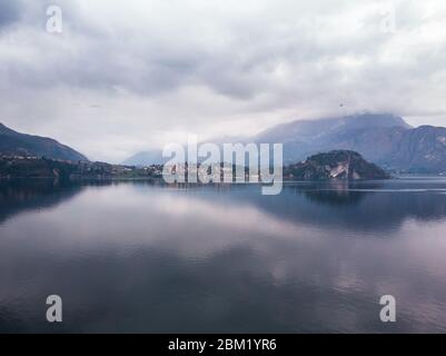 Ciel nuageux Lac de Côme, Italie. Vue aérienne du dessus Banque D'Images